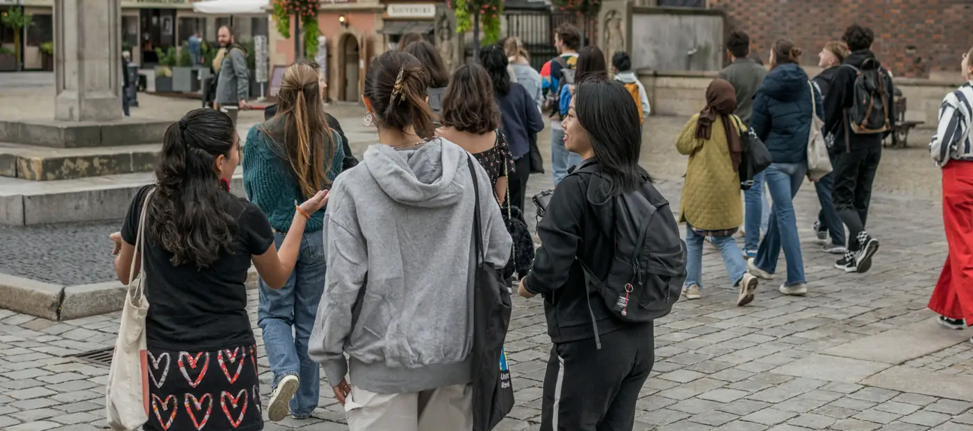 Reisegruppe auf einem Platz in der Innenstadt.